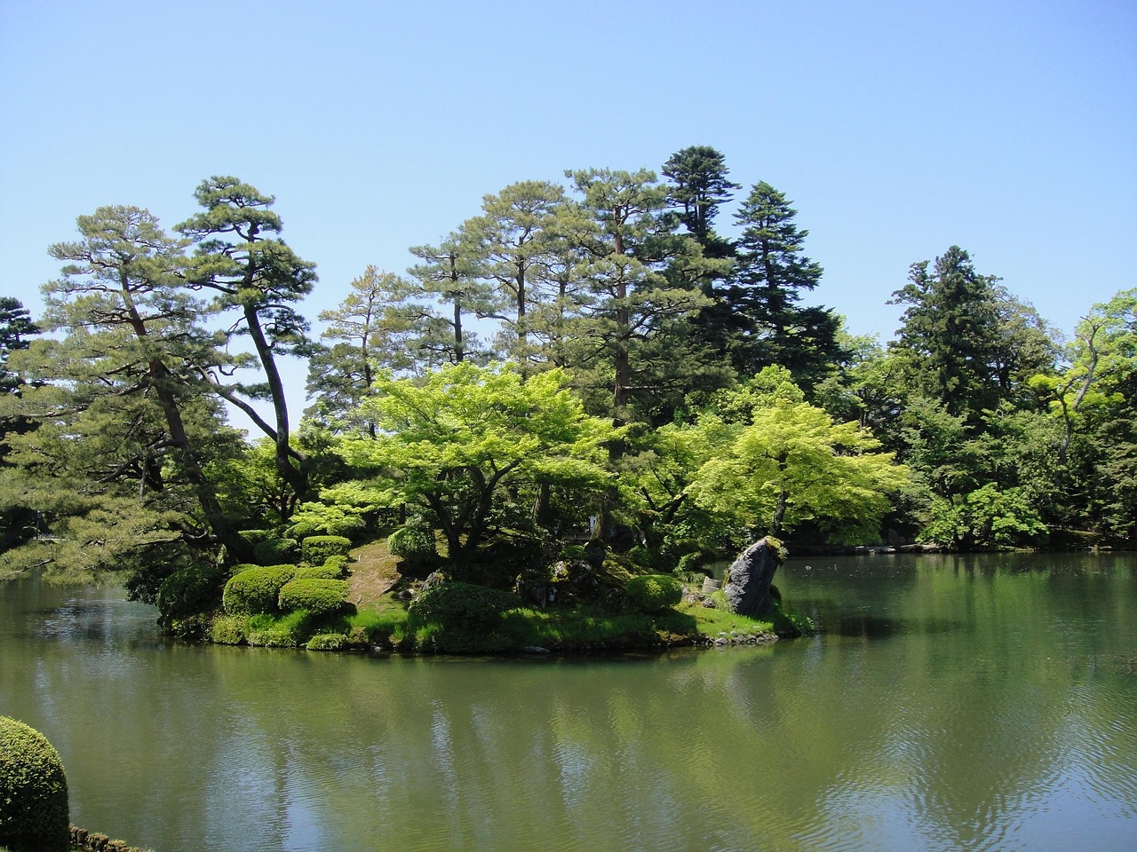 Kenroku-en garden in Kanazawa with ponds, trees and traditional landscaping