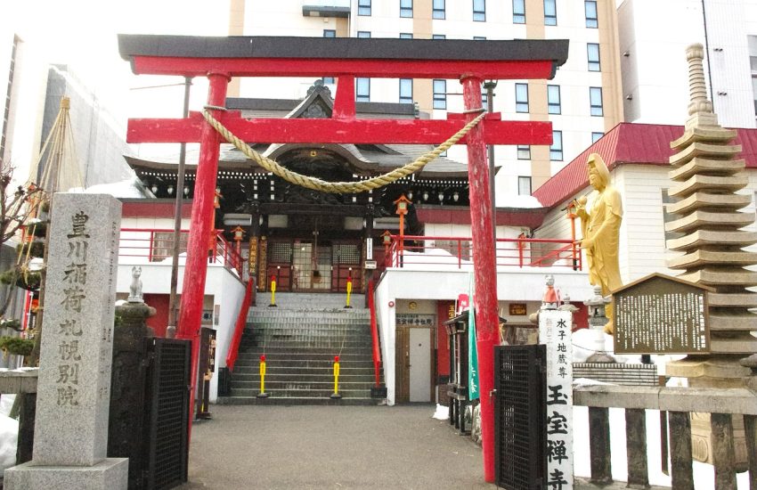 Torii gate and shrine grounds of Hokkaido Shrine in winter snow, Sapporo