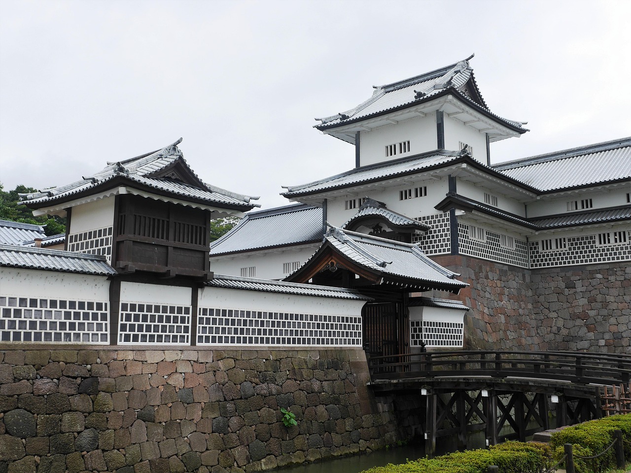 Kenroku-en garden and traditional Kanazawa scenery