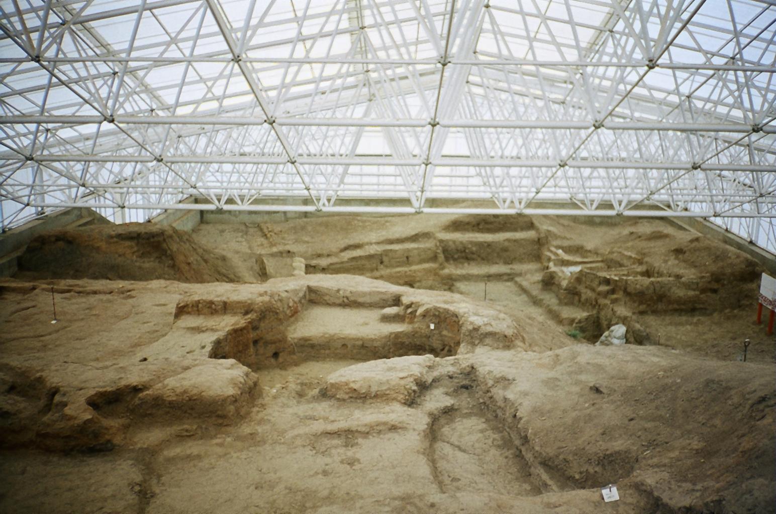Excavated mudbrick houses at Çatalhöyük, packed wall to wall with no streets between them. Photo: Wikimedia Commons