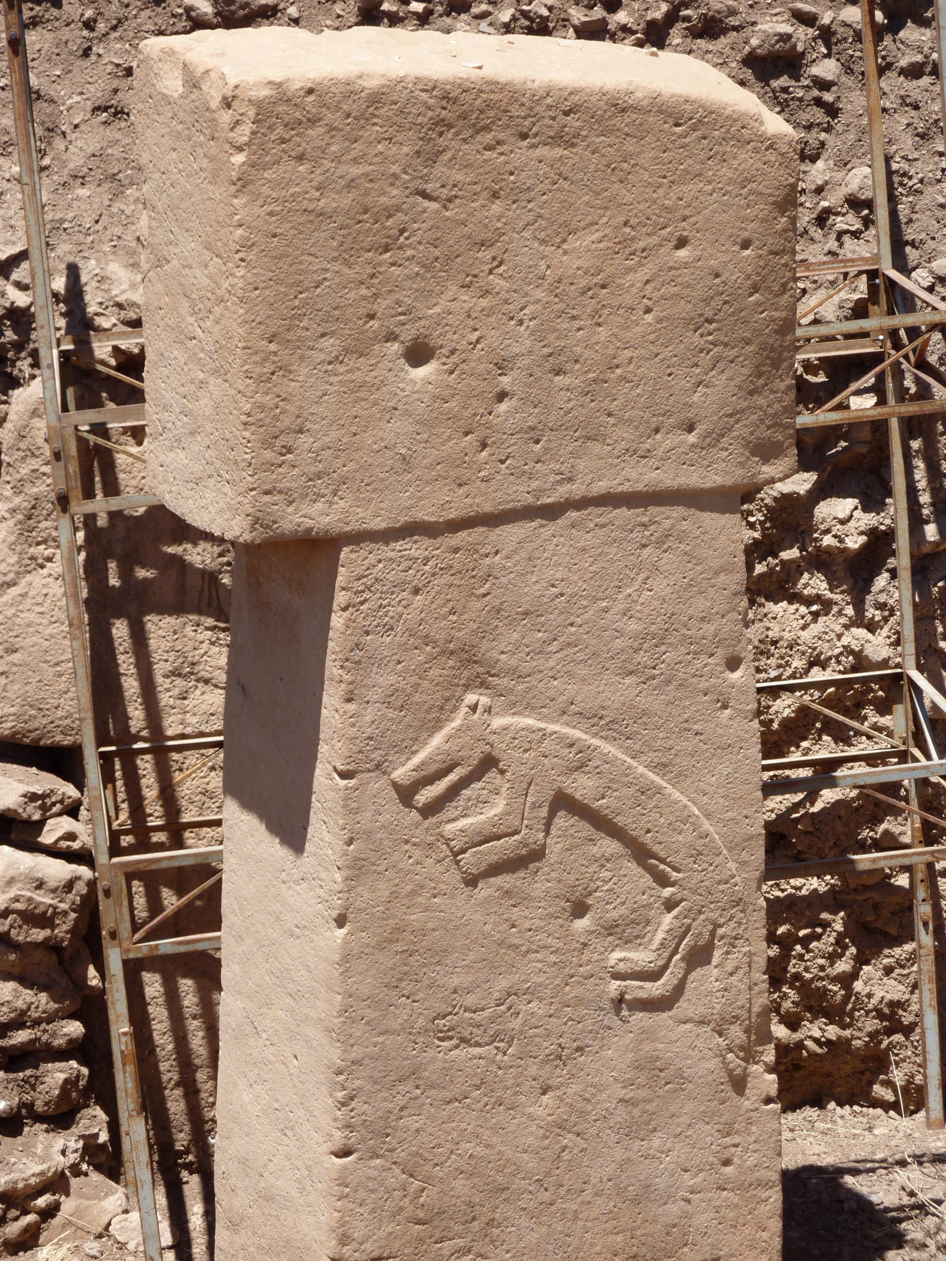 One of the T-shaped limestone pillars, carved with the relief of an animal. The stone itself is shaped like an abstract human figure. Photo: Wikimedia Commons