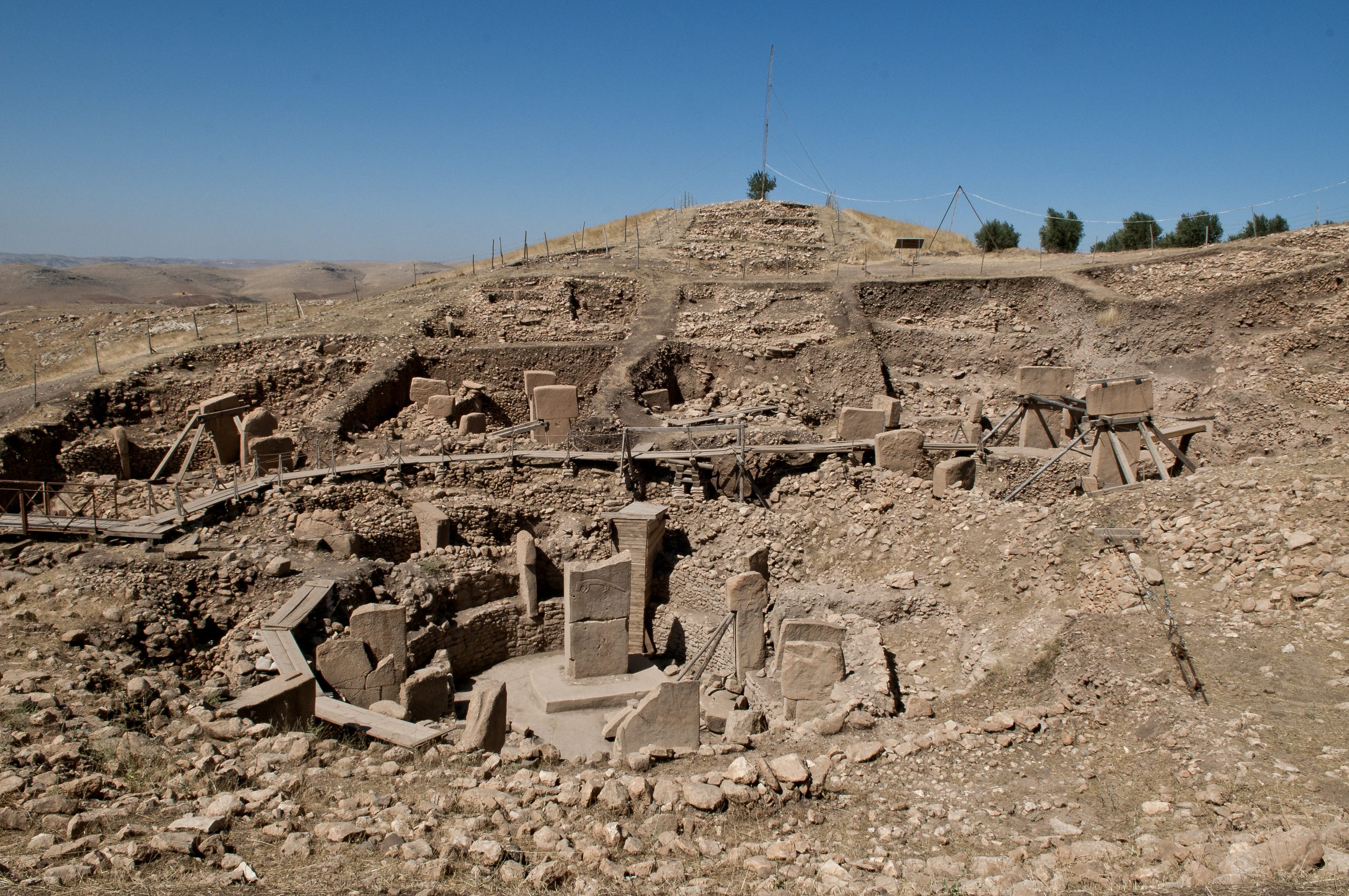 Göbekli Tepe in Şanlıurfa, southeastern Turkey, with the modern protective canopy covering the main excavation area. Photo: Wikimedia Commons