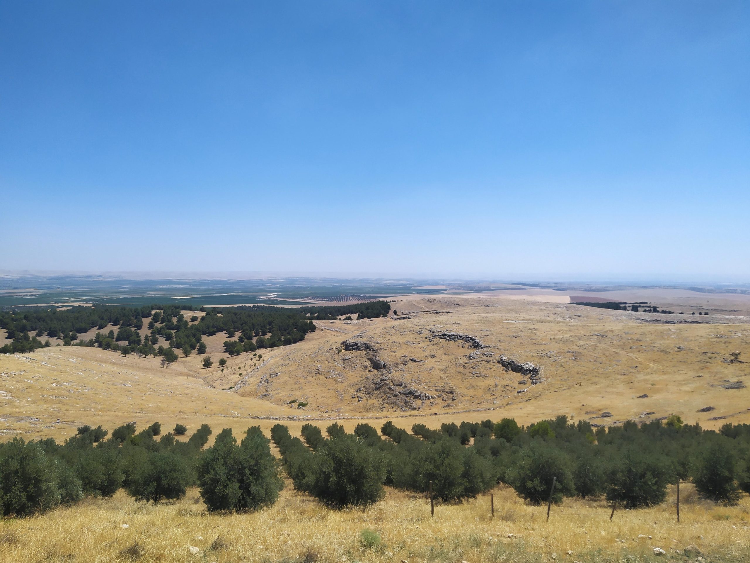 The landscape around Göbekli Tepe. For thousands of years it looked like an ordinary hill. Photo: Wikimedia Commons
