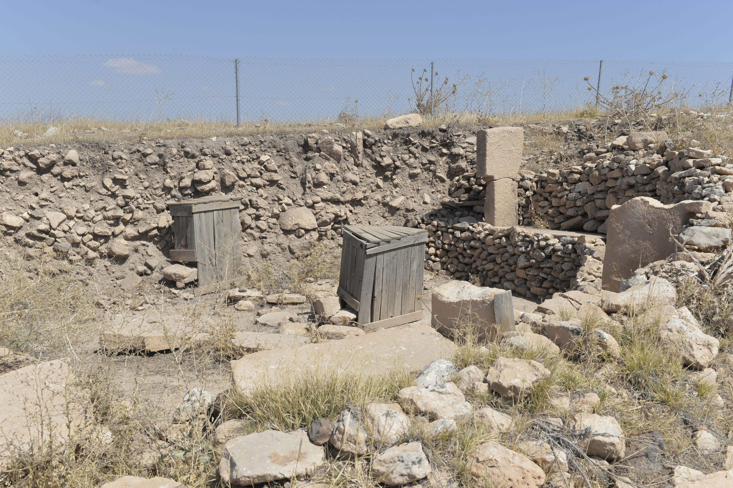 Excavation of one of the enclosures, where the circular arrangement of pillars becomes clear. Photo: Wikimedia Commons
