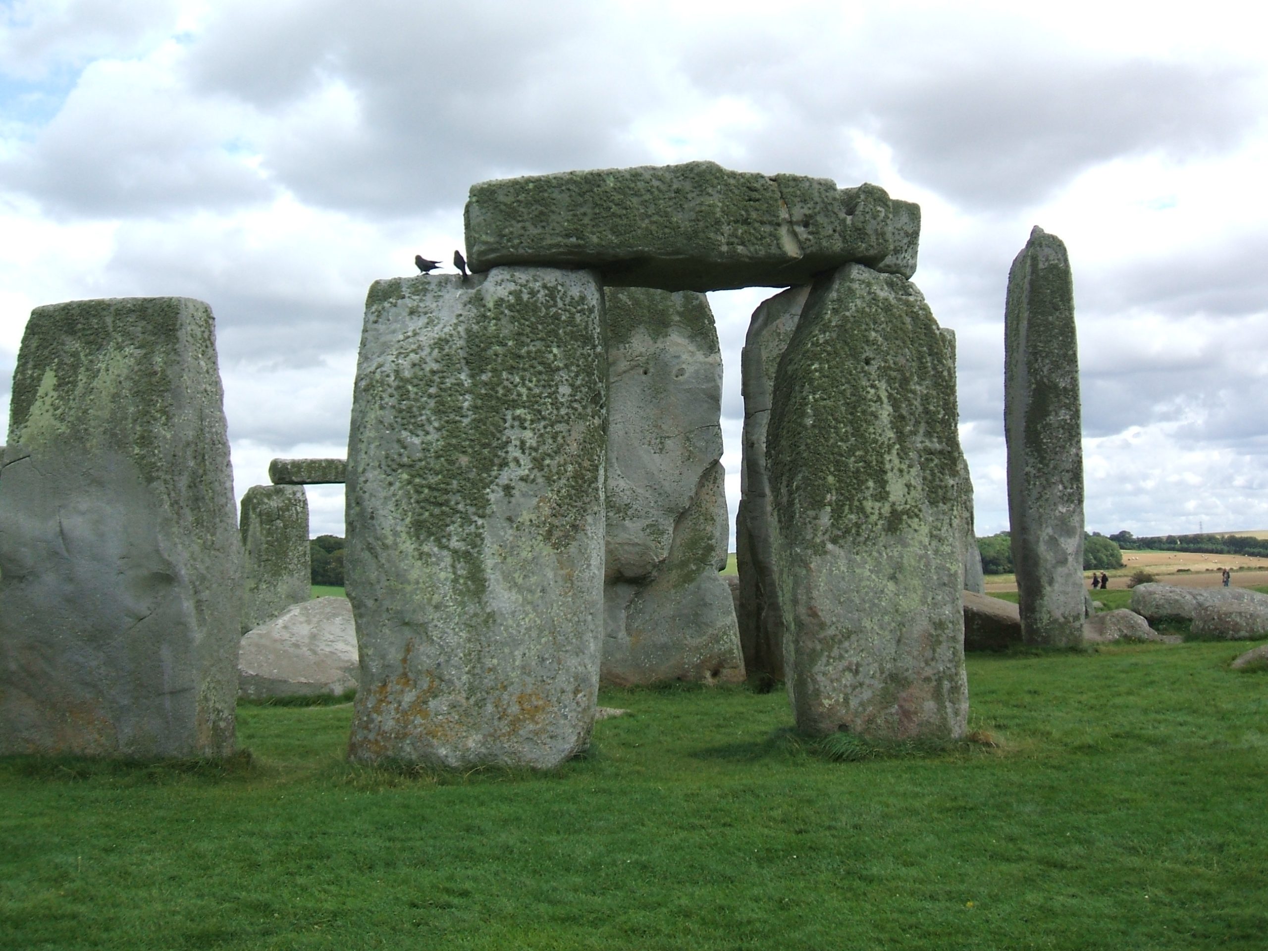 A close view of the sarsen stones and lintels. The horizontal stones were locked in place with carved joints. Photo: Wikimedia Commons