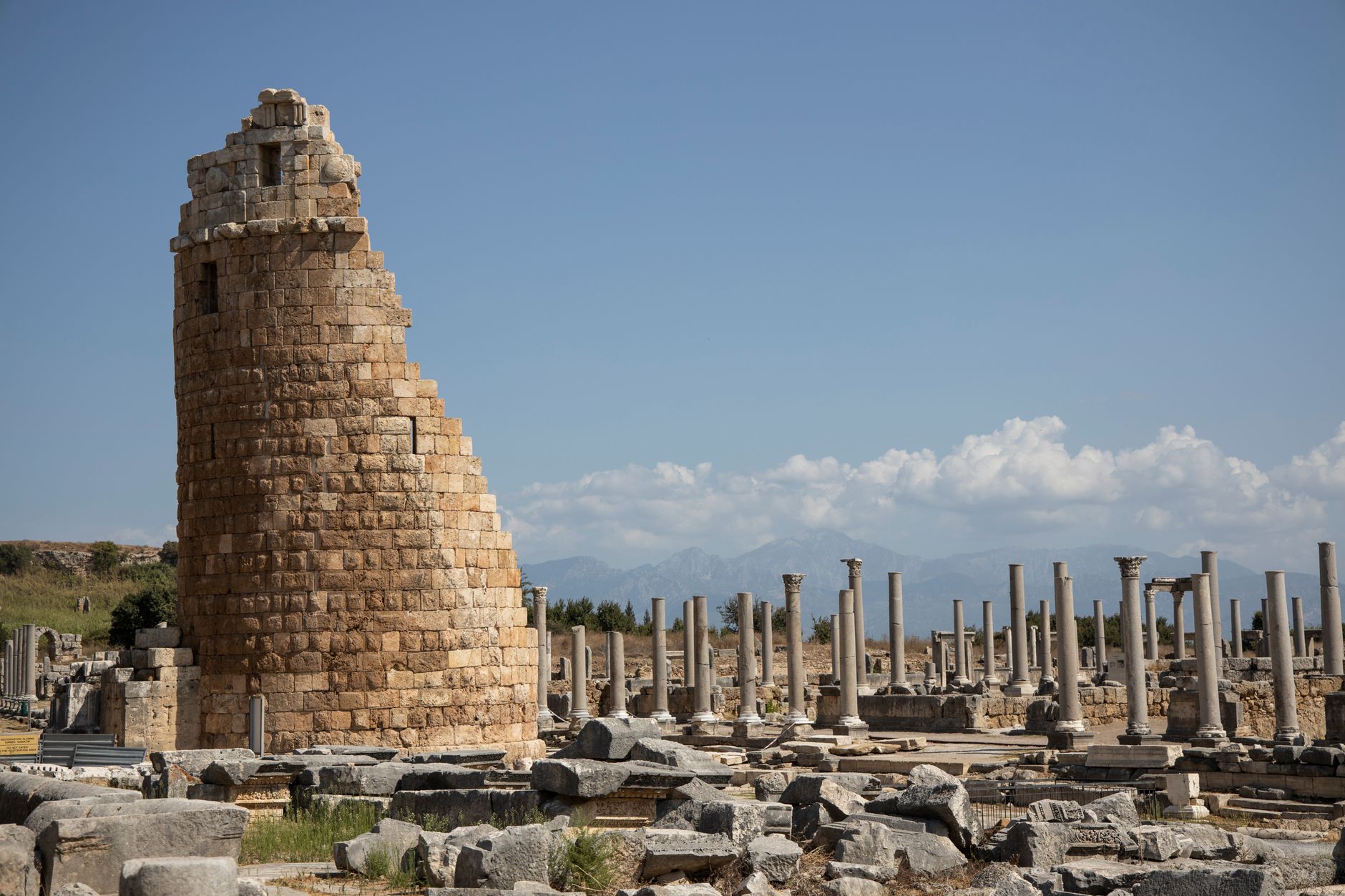 Antalya Perge Ancient City Travel Guide: History, Location, Transportation and Visiting Tips