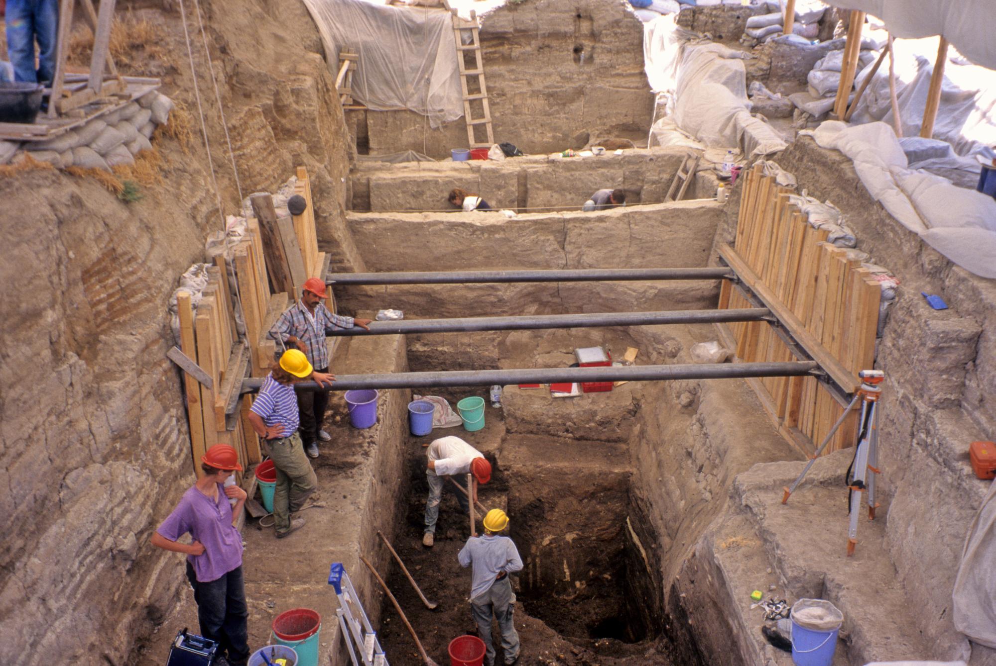 An excavation trench at Çatalhöyük, revealing the layered mudbrick walls built and rebuilt over generations. Photo: Wikimedia Commons