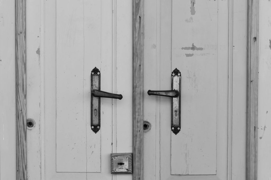 Double Mouthed Bend Handled Depiction