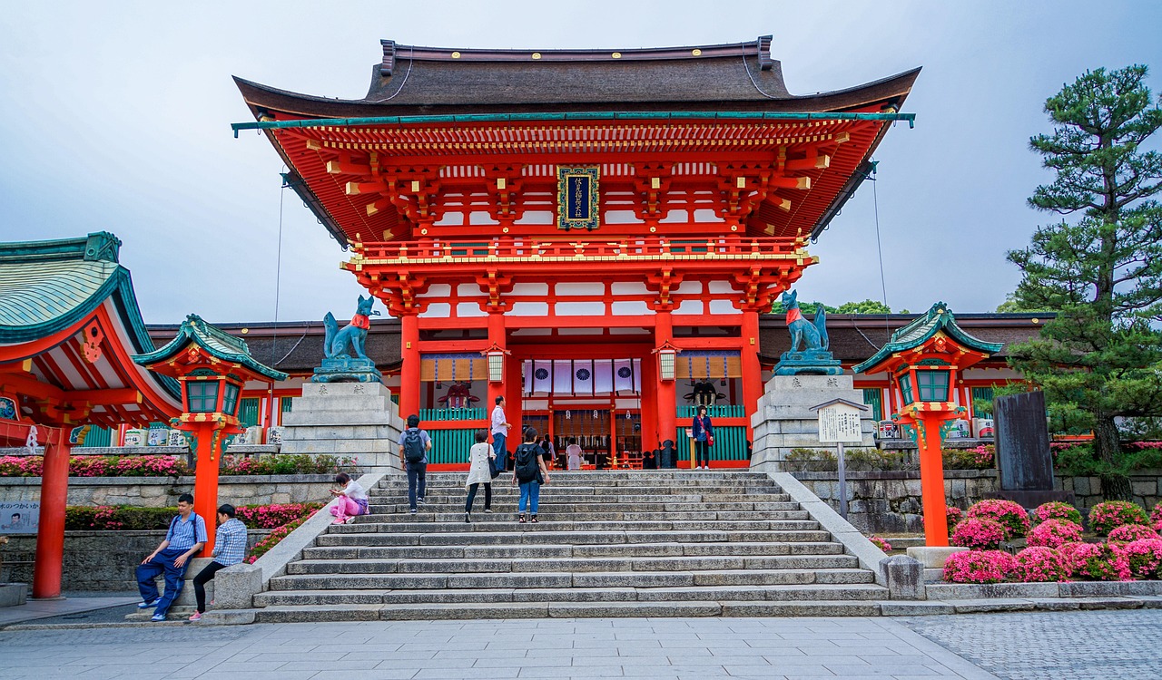 The main Romon gate and shrine buildings at Fushimi Inari