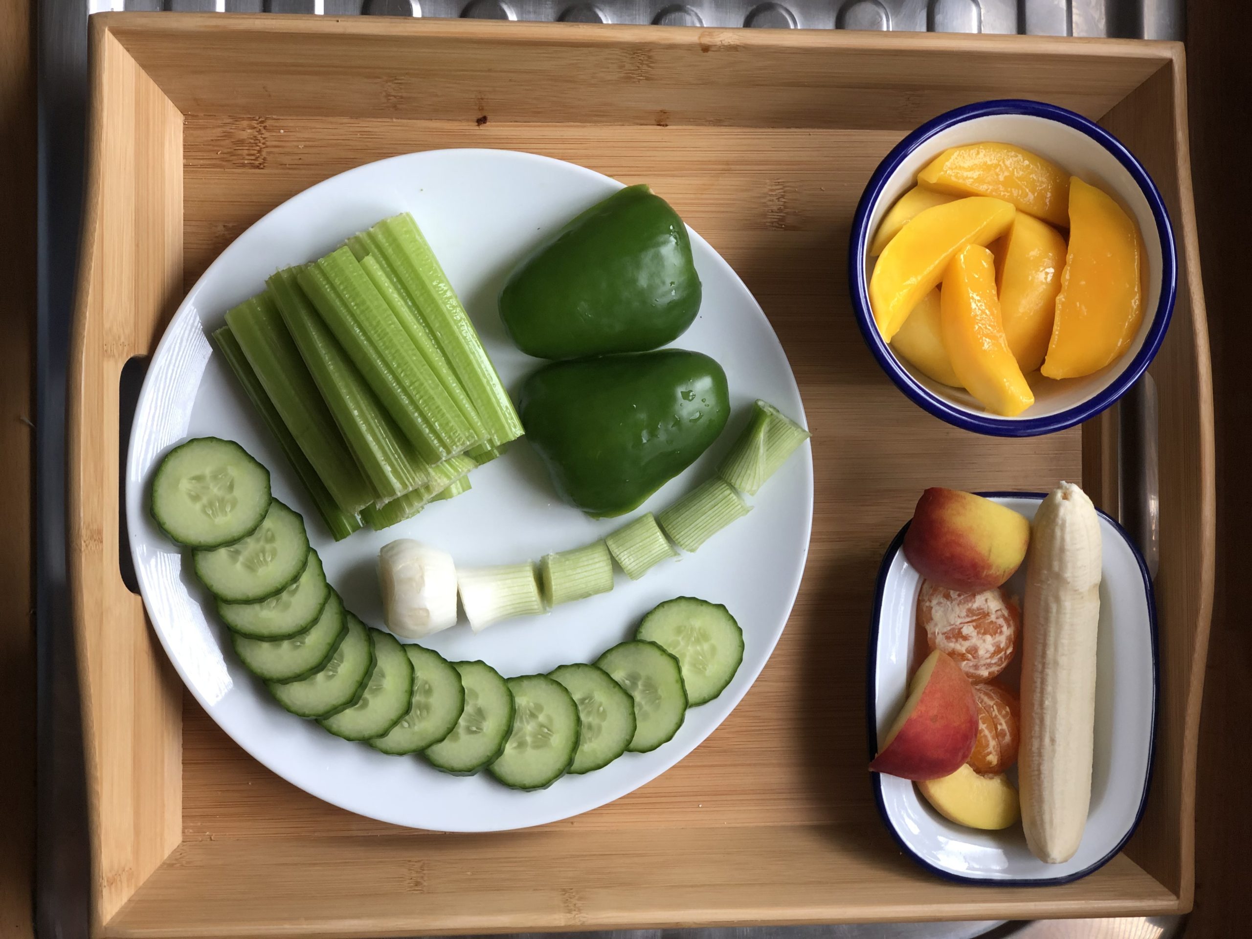 A balanced, vegetable-rich plate is gentler on a reflux-prone stomach — Wikimedia Commons (CC BY-SA 4.0)