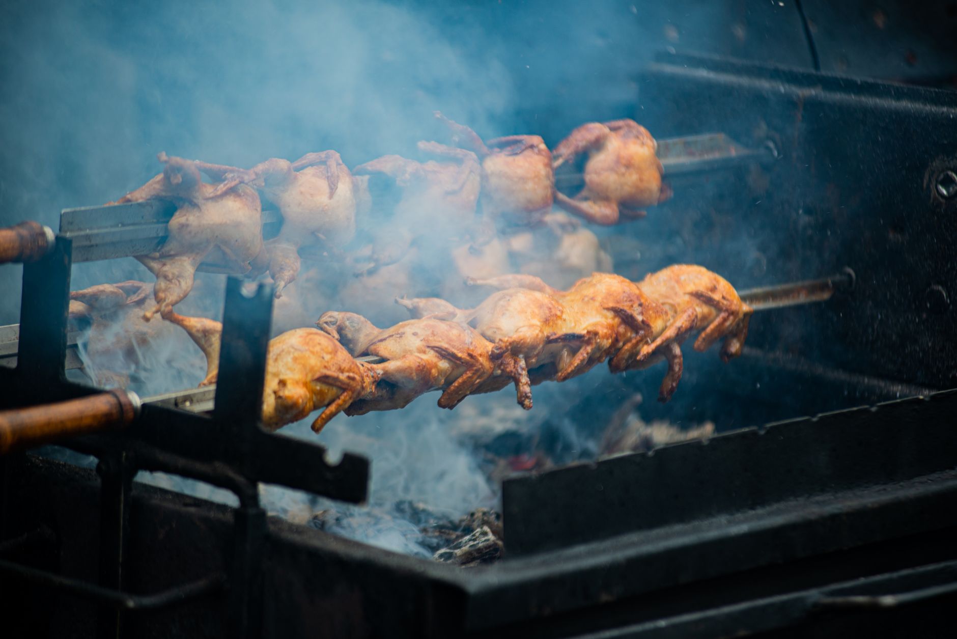 How do we know if the meat is cooked when roasting meat?
