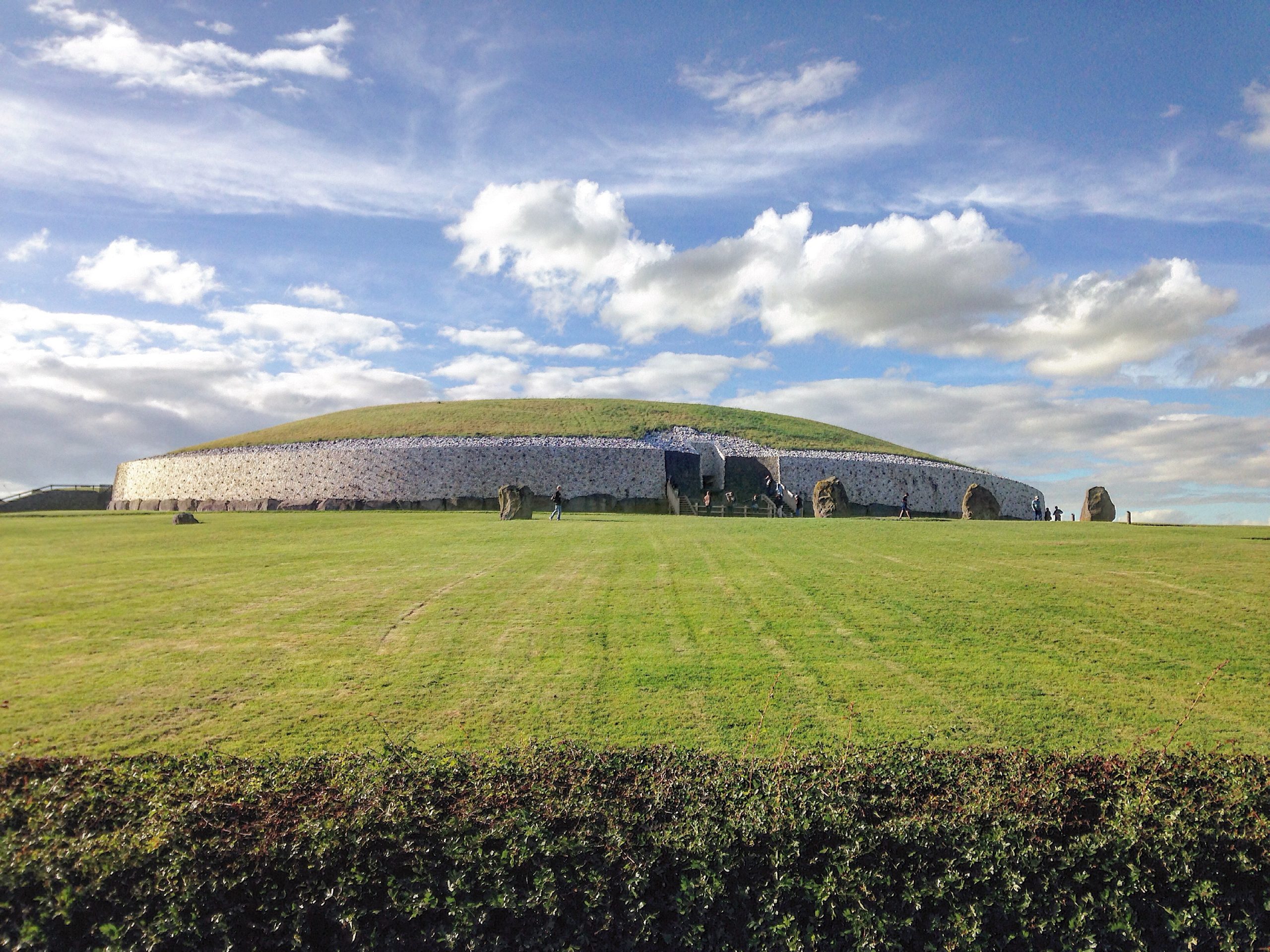 Newgrange viewed across the green Boyne Valley landscape. It is part of the larger Brú na Bóinne complex. Photo: Wikimedia Commons