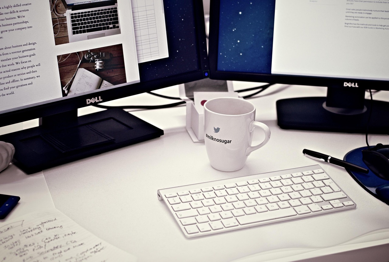 Arranging multiple monitors on a coding desk