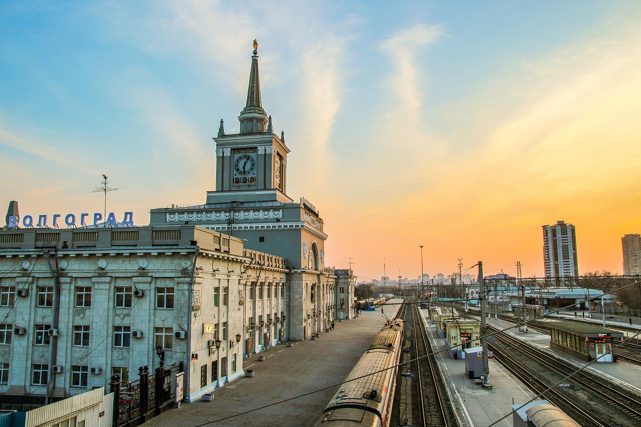 Central Volgograd street near the Volga embankment