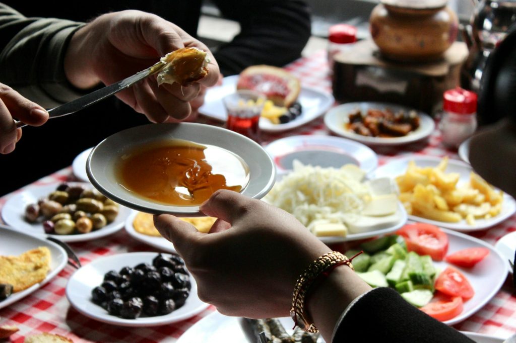 Vote on whether you would give your honey a “Turkish name”.