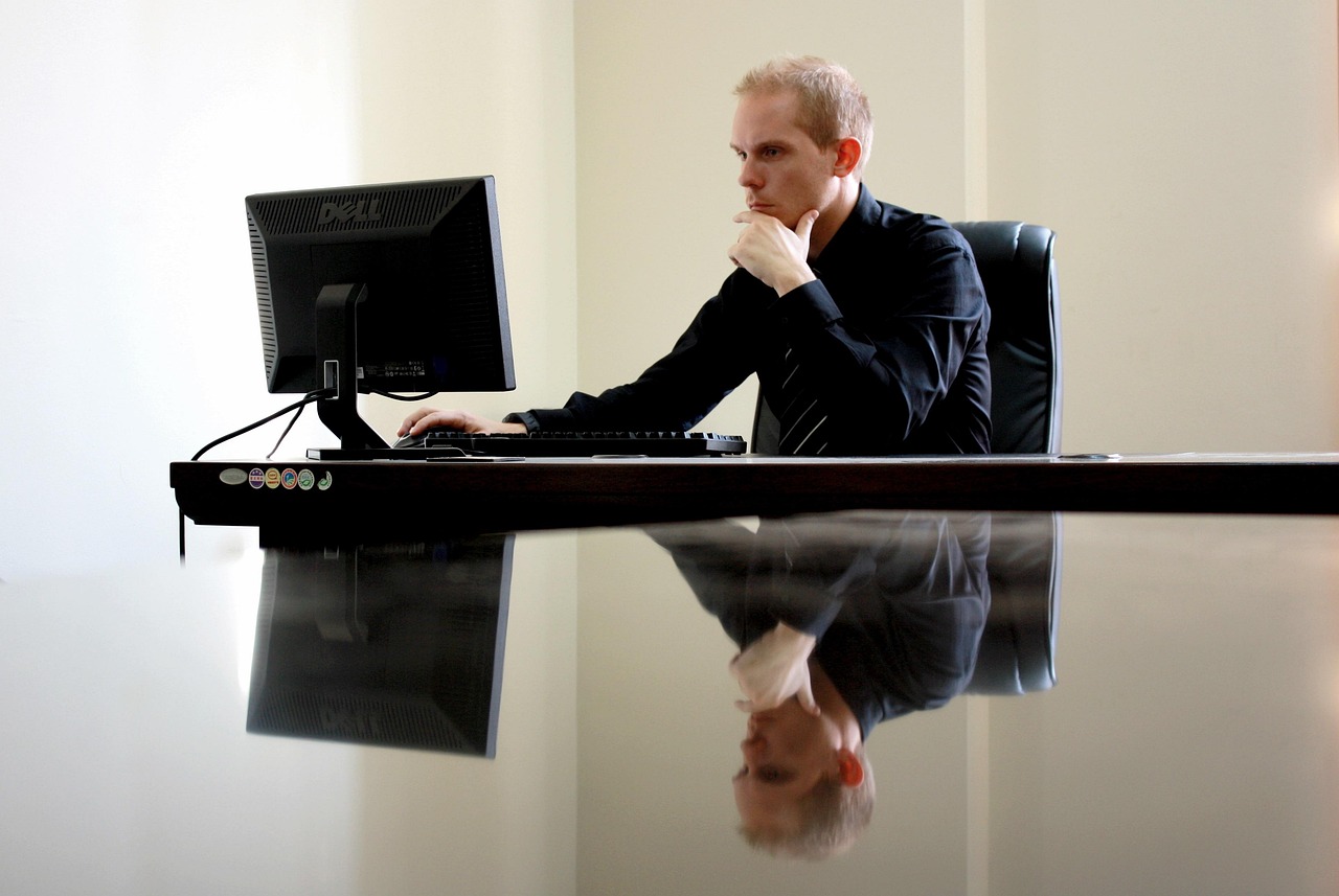 Why Developers Use 2 or 3 Monitors: The Productivity Behind Multi-Screen Coding