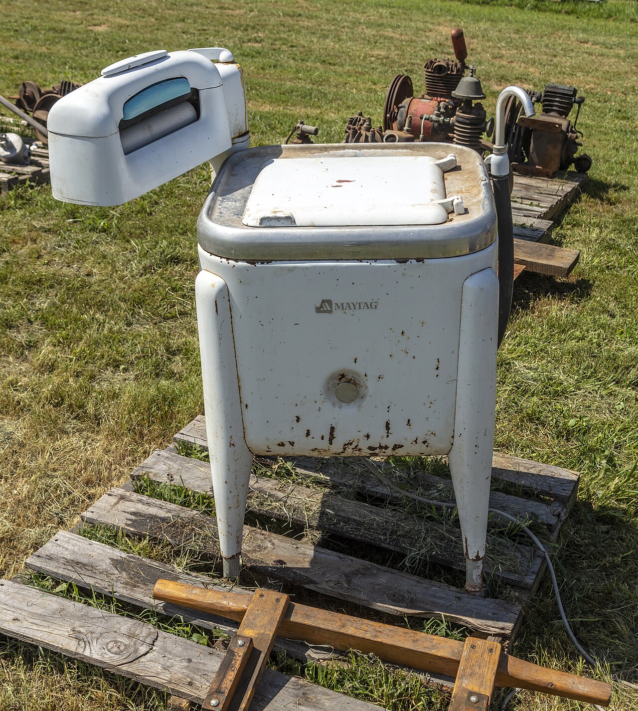 An early wringer washing machine