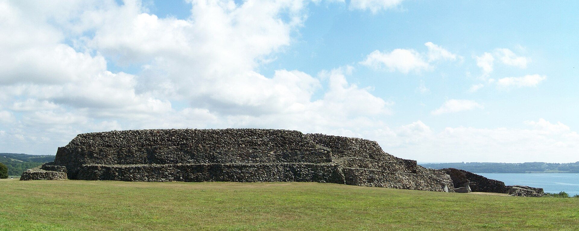 The elongated northern face of the Barnenez cairn stretching along the ridge
