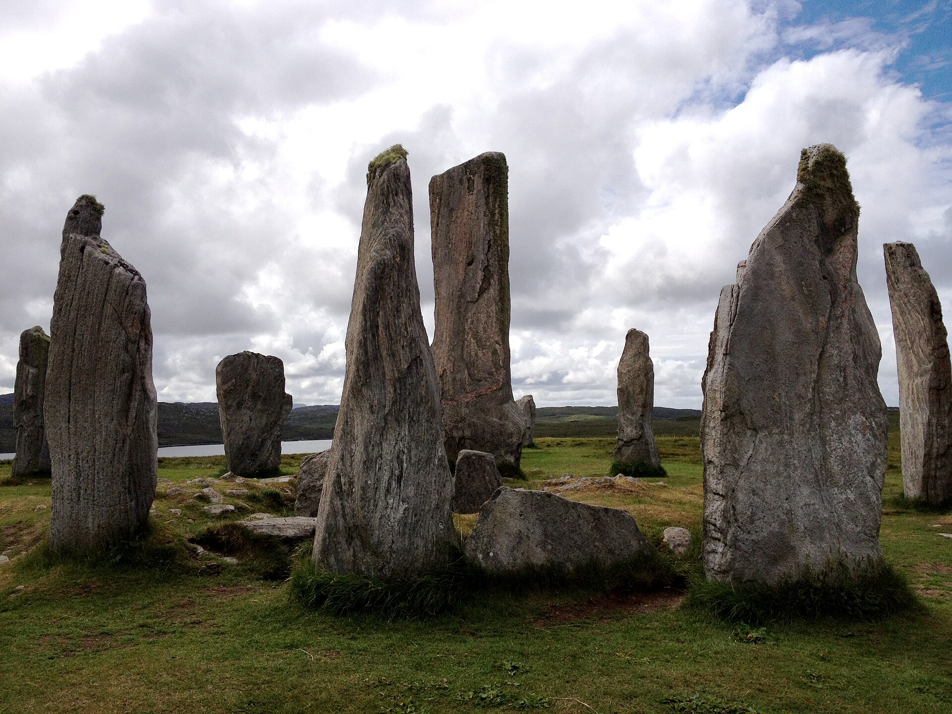 The avenue of stones leading toward the central ring
