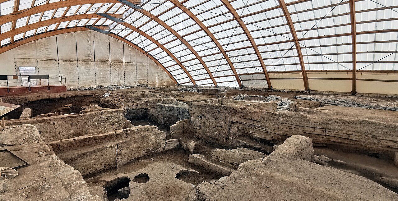 Population 5,000 - 7,000. Large numbers of buildings clustered together. The inhabitants lived in mudbrick houses. No fo