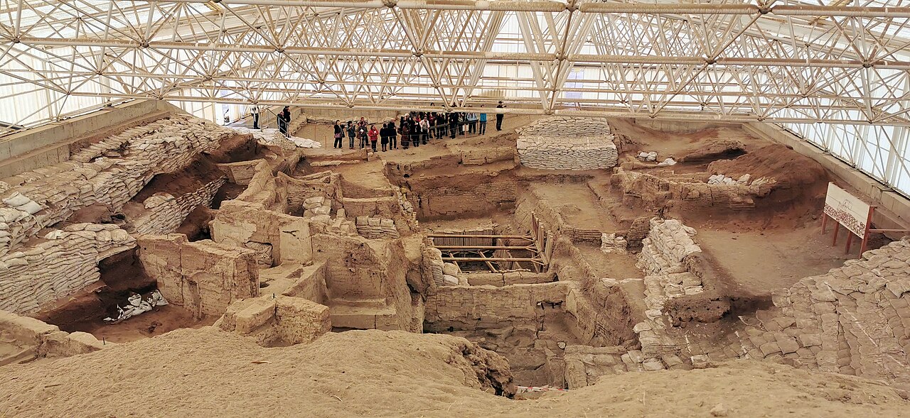 Population 5,000 - 7,000. Large numbers of buildings clustered together. The inhabitants lived in mudbrick houses. No fo