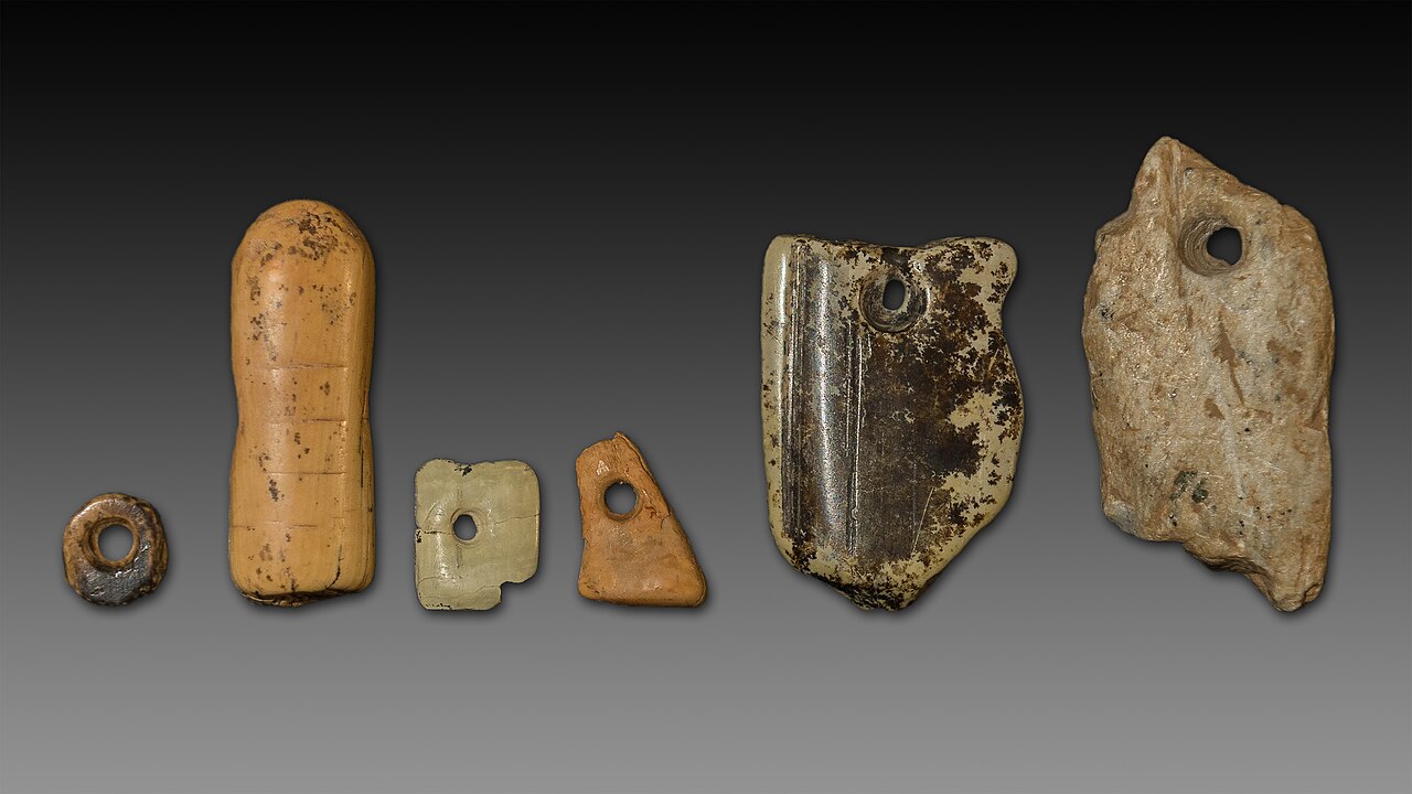 Perlen und Anhänger aus der Denisova-Höhle. Originale, ausgestellt in der Sonderausstellung "Le troisième Homme" (30. Juni 2017 bis 13. November 2017) im Musée national de Préhistoire in Les Eyzies-de