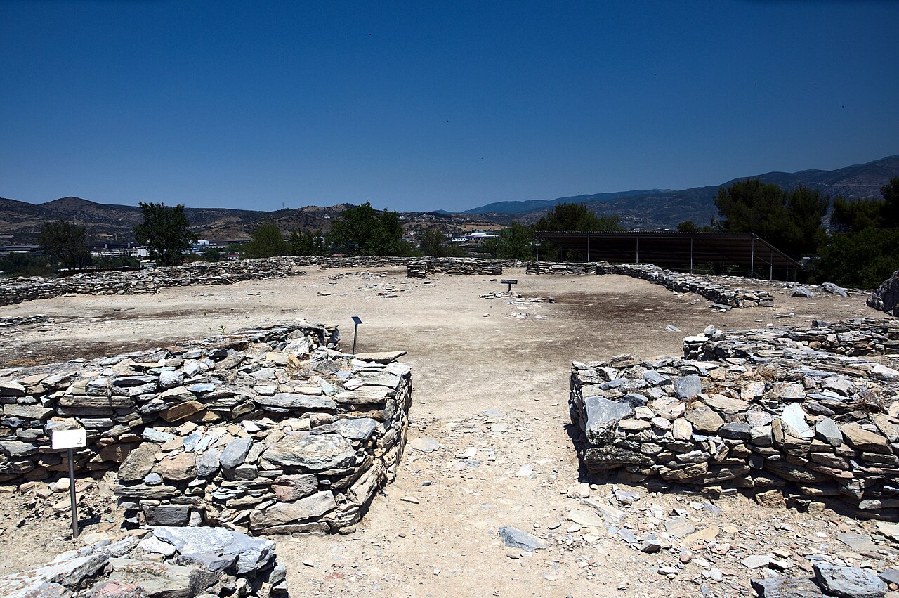 Διμήνι, κεντρική αυλή στην κορυφή του λόφου.
