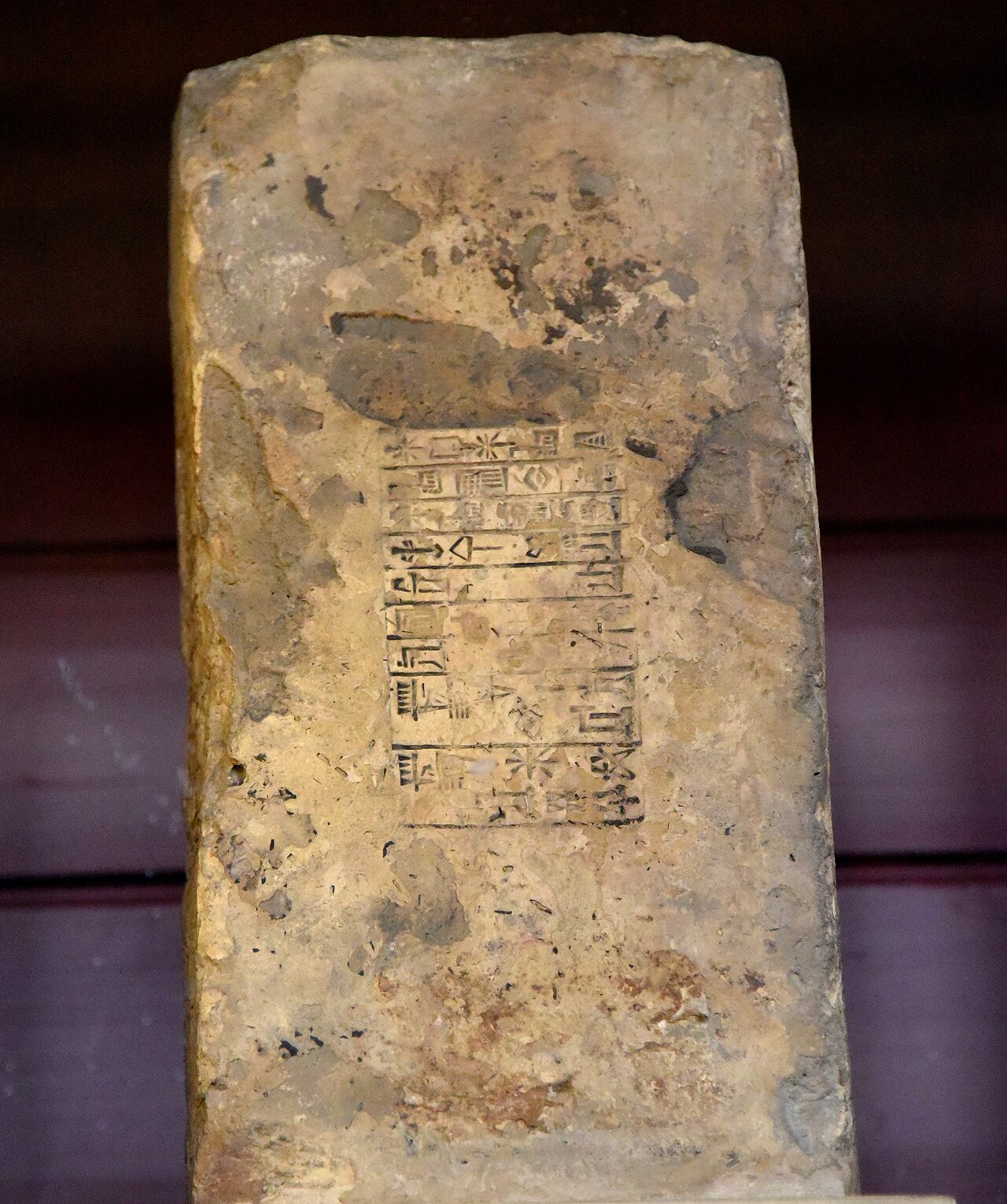 There are nine lines of cuneiform inscriptions on this fired clay brick; stamp of the king Amar-Sin (Amar-Suen, previous
