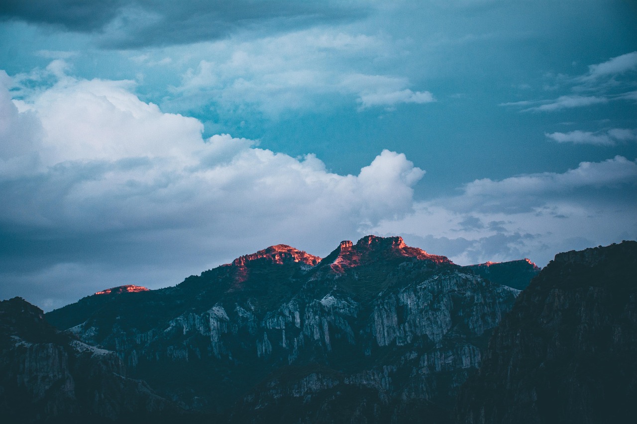 The rugged terrain of the Sierra Tarahumara let Rarámuri communities avoid full colonial control long after other regions of Mexico were subdued.
