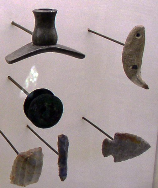 Hopewell culture pipe, points, and earspool artifacts associated with Serpent Mound