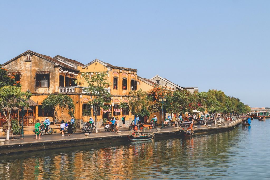 Hui life centered on the mosque and the Muslim quarter of Chinese cities.