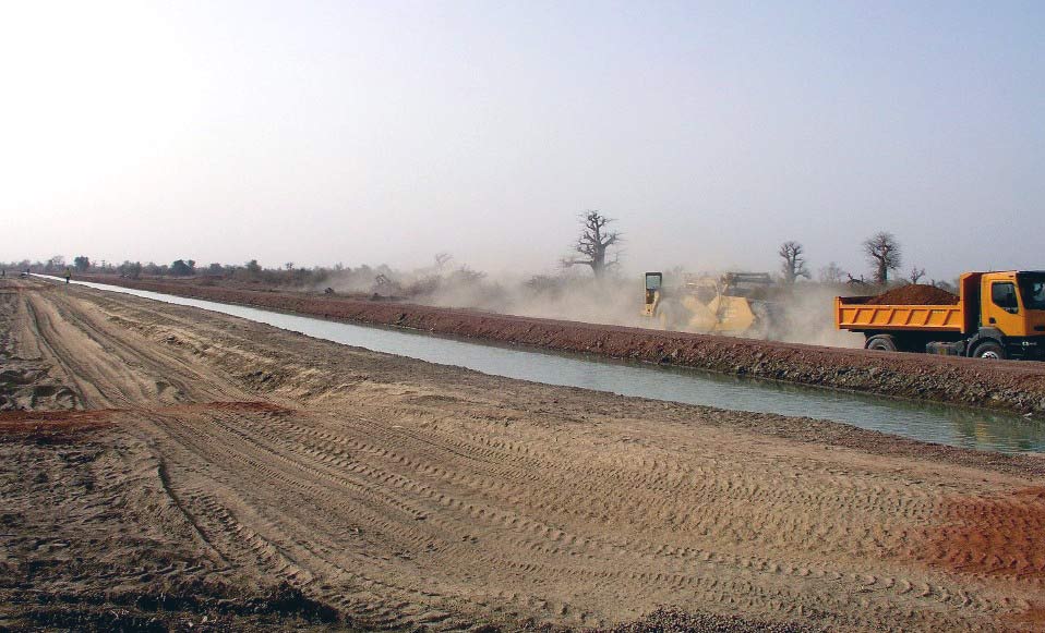 "The USAID-supported irrigation canal near Niono (Mali) will benefit more than 18,000 people." Irrigation canal construc