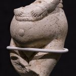 Frauenstatuette von Kostenki, Kalkstein, Höhe: 137 mm, Gravettien ca. 25.000 BP, Original, ausgestellt im Archäologischen Museum Hamburg (Eiszeiten - Die Kunst der Mammutjäger vom 18. Oktober 2016 bis