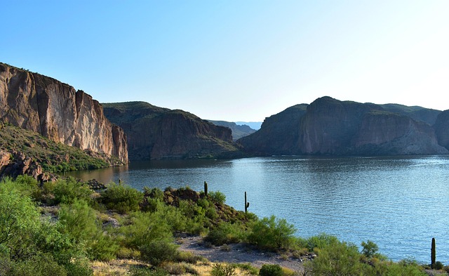 Hopi is a Uto-Aztecan language, making it a distant relative of Nahuatl and Wixárika despite the great distance separating their speakers today.