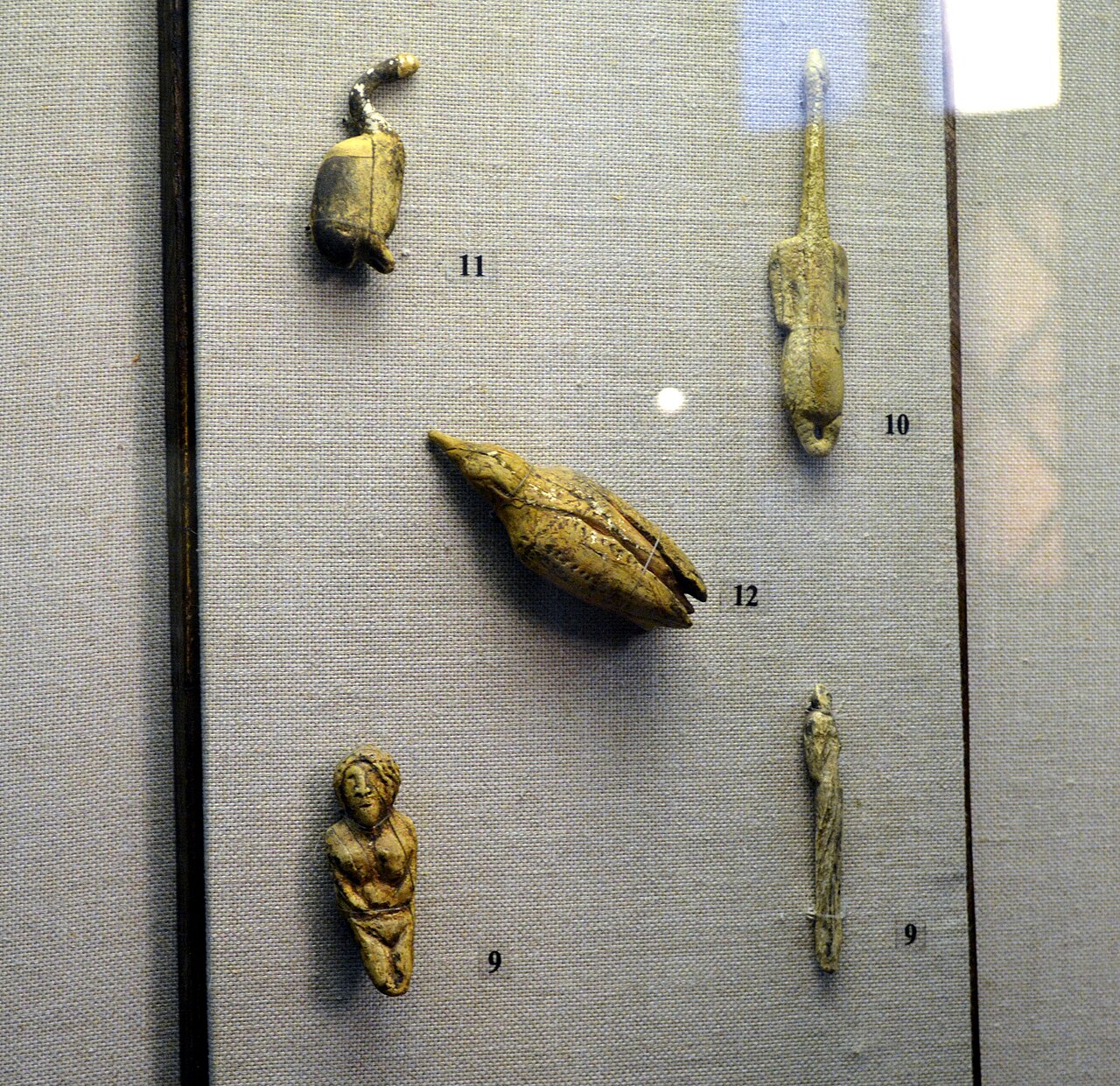 Mal'ta. Copies of statuettes of birds and women.