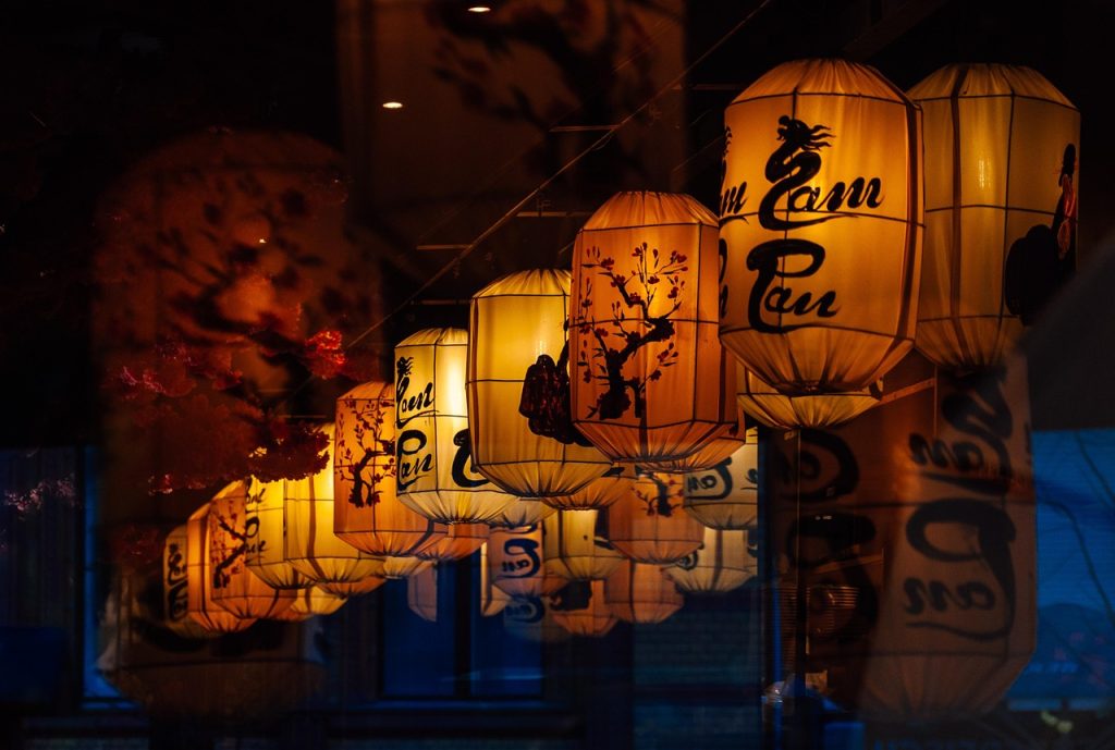 Red lanterns and festive customs blending Manchu and Chinese celebration.