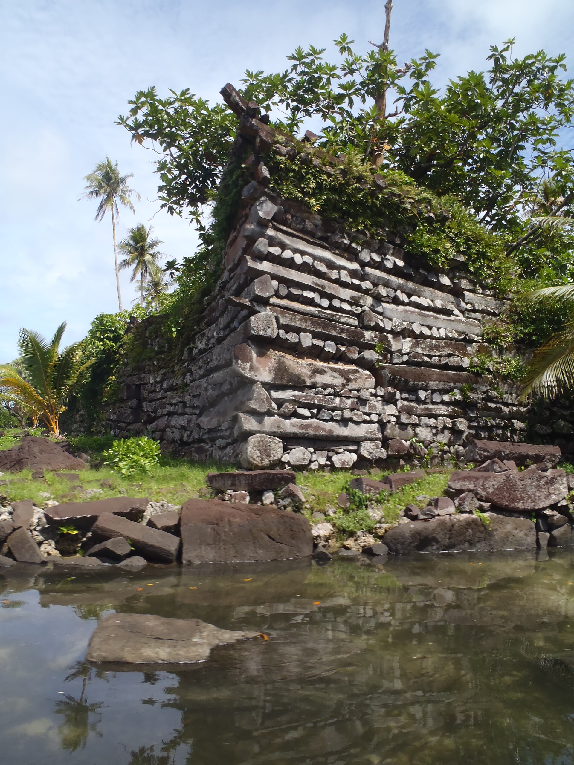 A high wall of stacked basalt columns. Some of these stones weigh several tonnes each.