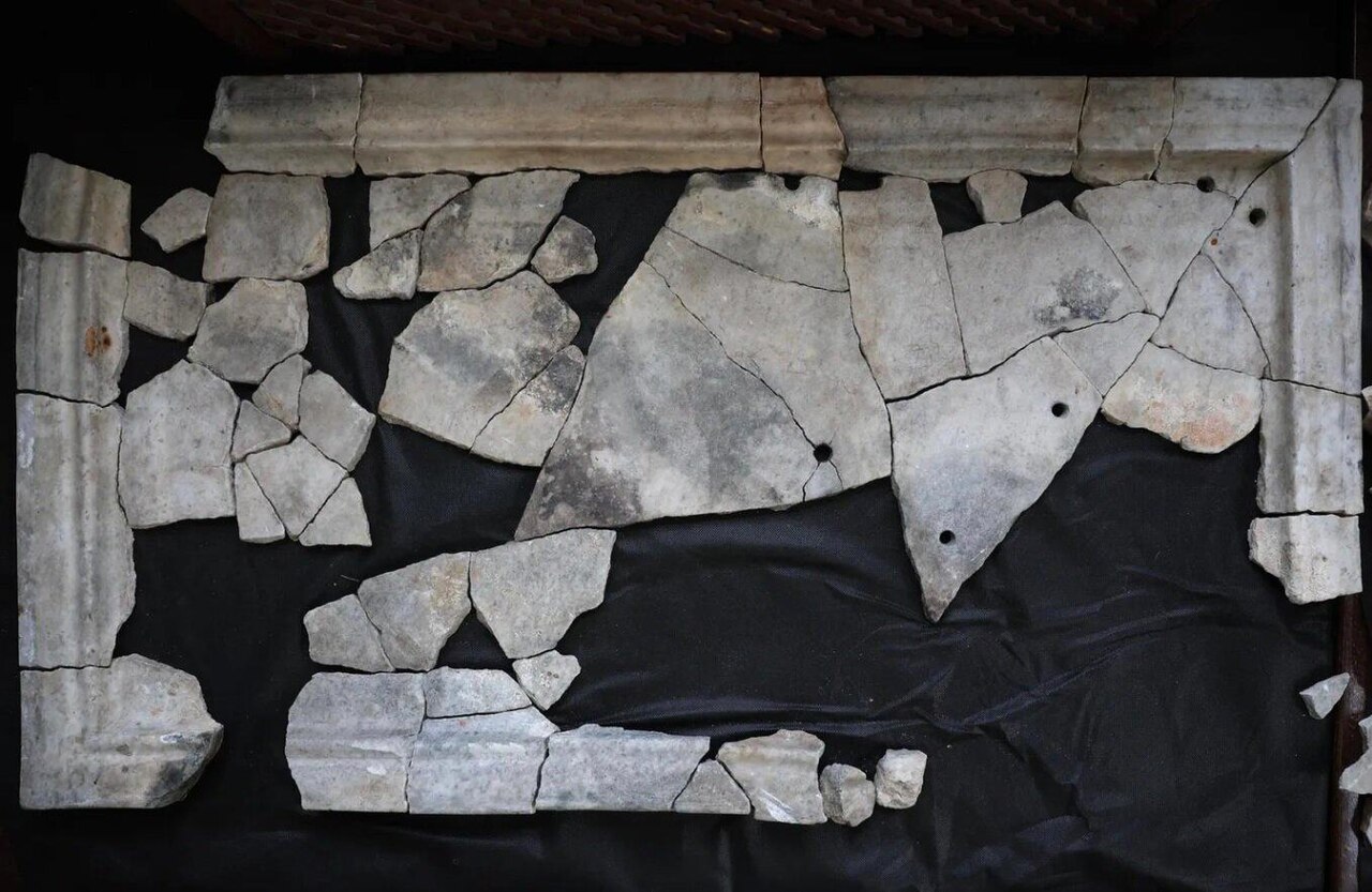 Phanagoria, ruins of Synagogue - marble table (02).jpg
