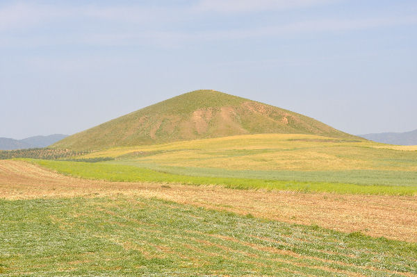 A large Lydian tumulus at Bin Tepe near Sardis