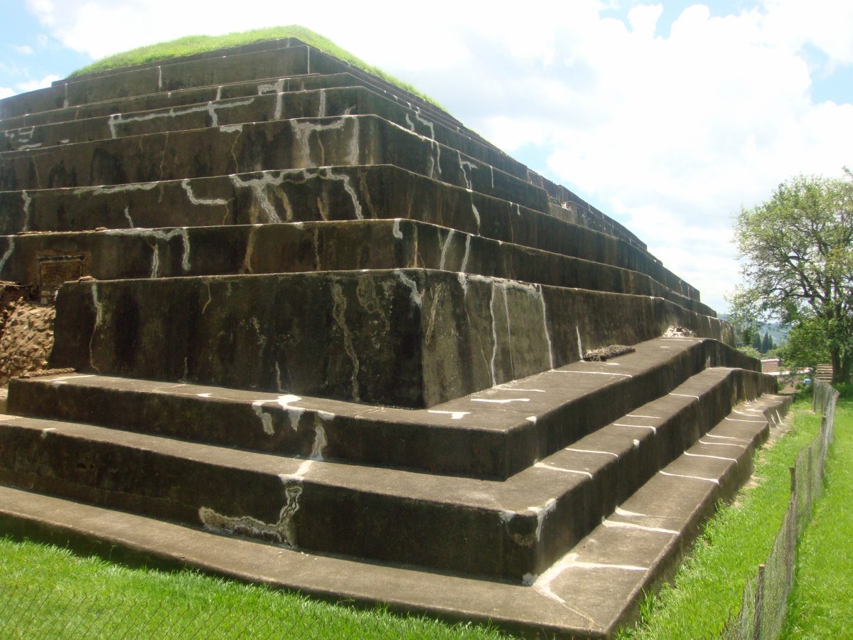 Plaza and structures at the Tazumal archaeological complex