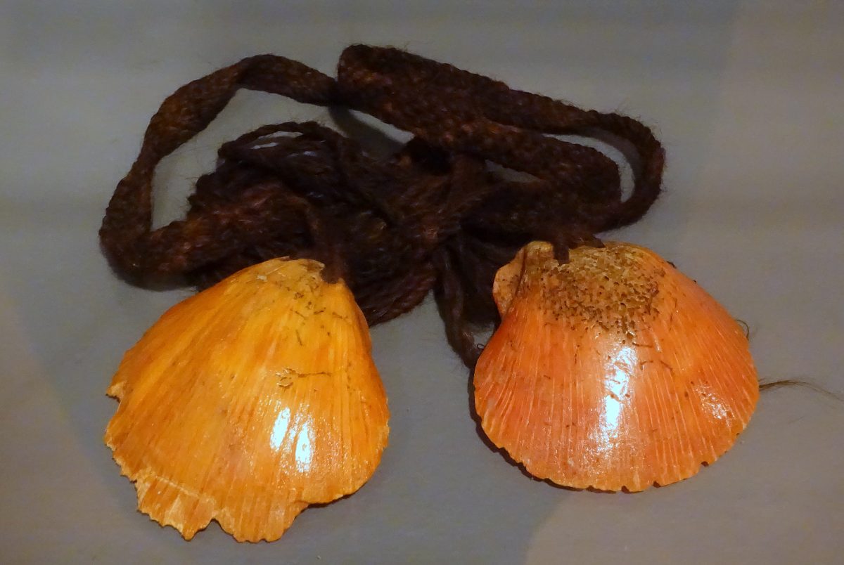 Wari-Nasca necklace made of shell and llama wool