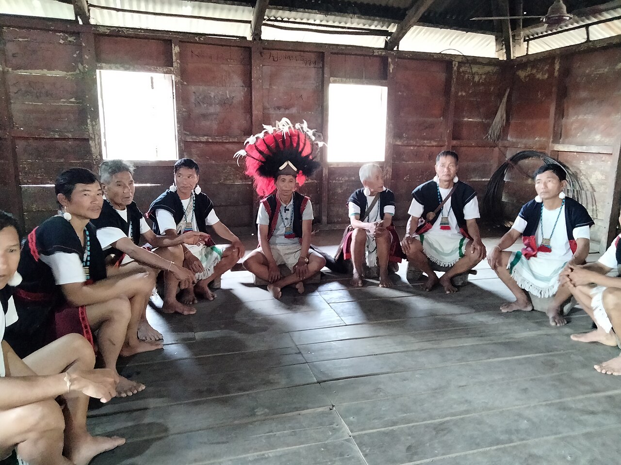 Adi people performing the Bari folk song, an oral tradition like that of the unwritten Lhoba tongue