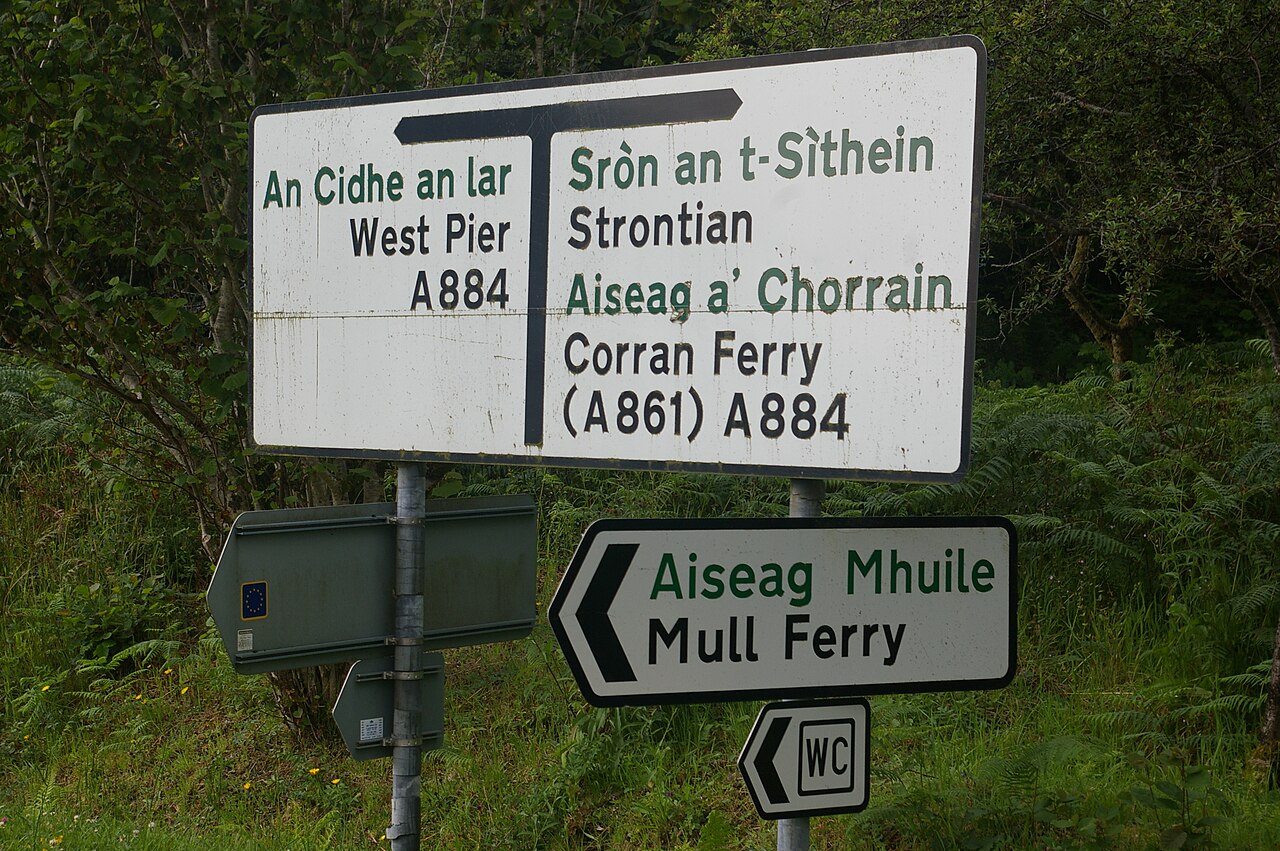 A bilingual Gaelic and English road sign in Scotland