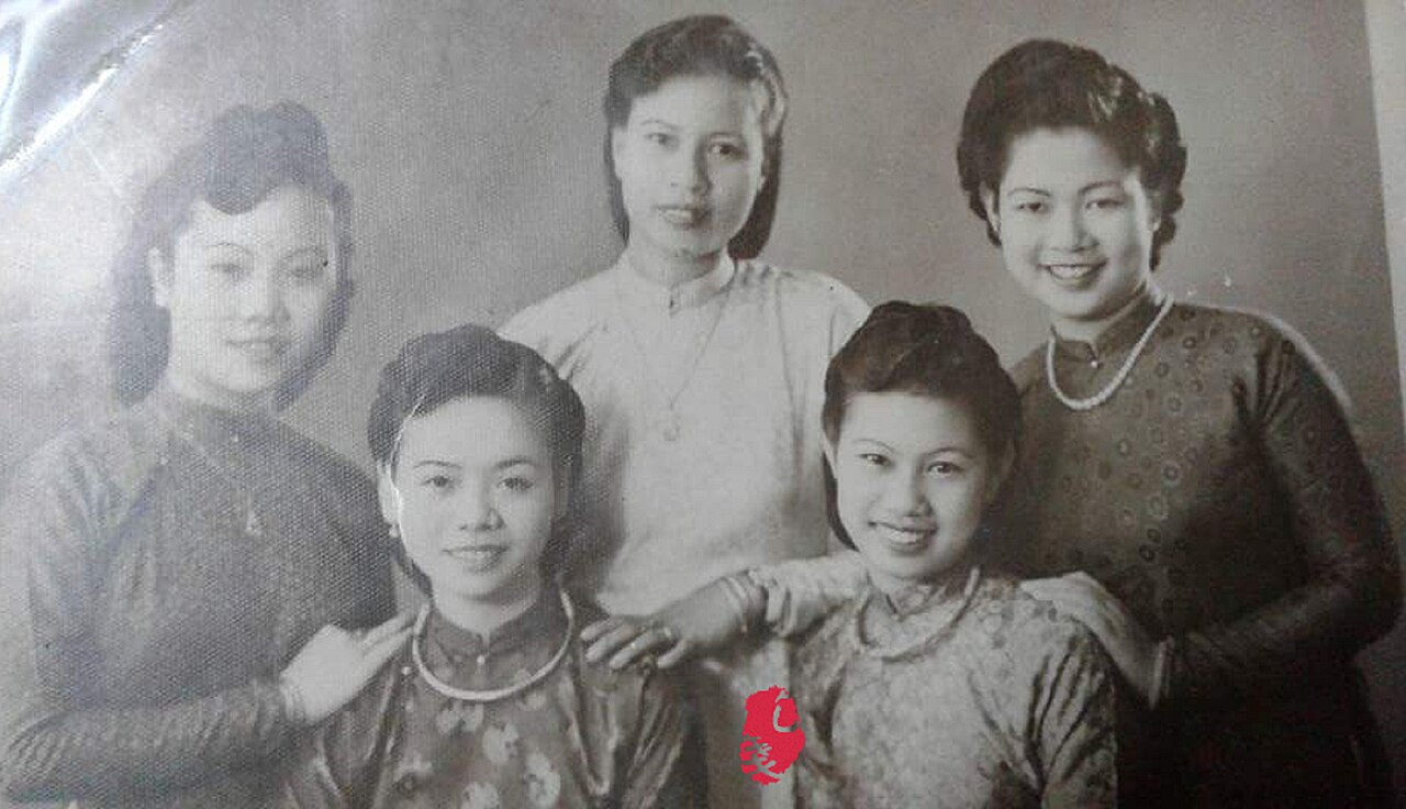 Vietnamese sisters photographed in the mid twentieth century, an image of Kinh family life