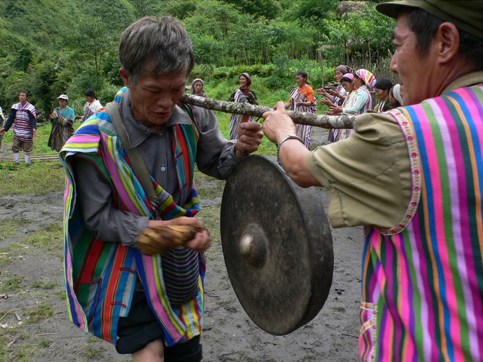 The Mangluo collective dance performed at a Derung gathering