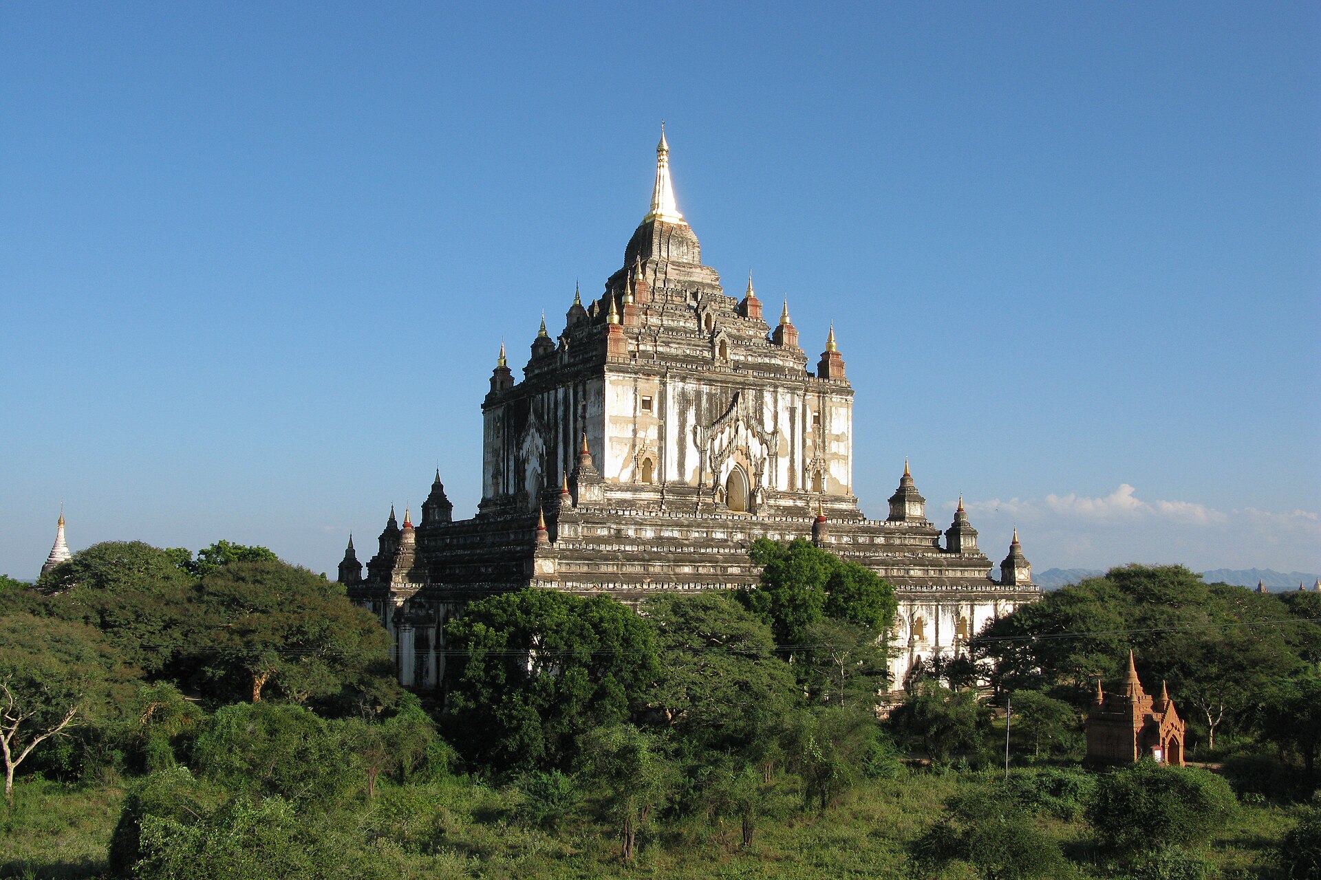 The soaring Thatbyinnyu Temple, the tallest at Bagan.