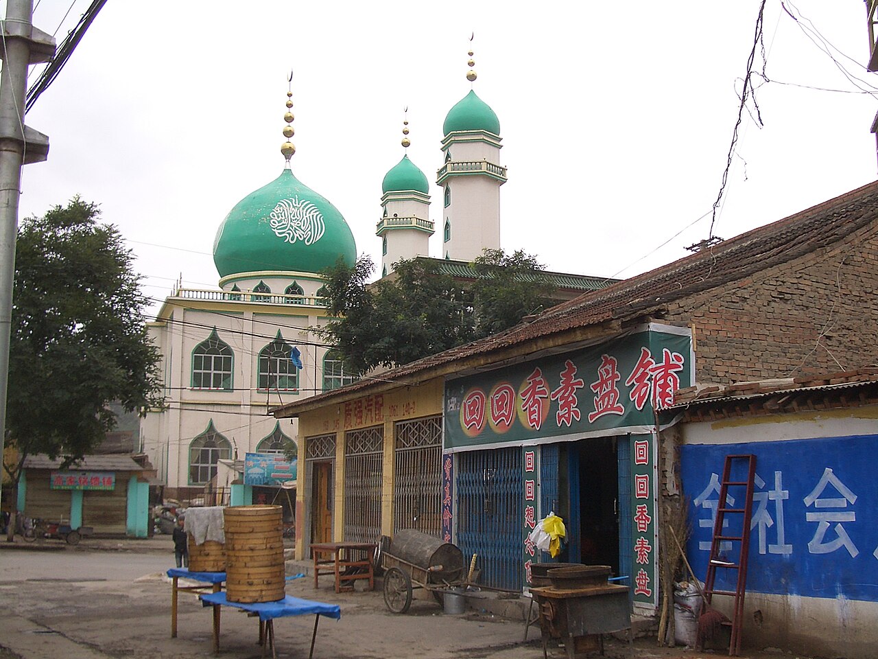 A mosque and Muslim restaurant at Linxia