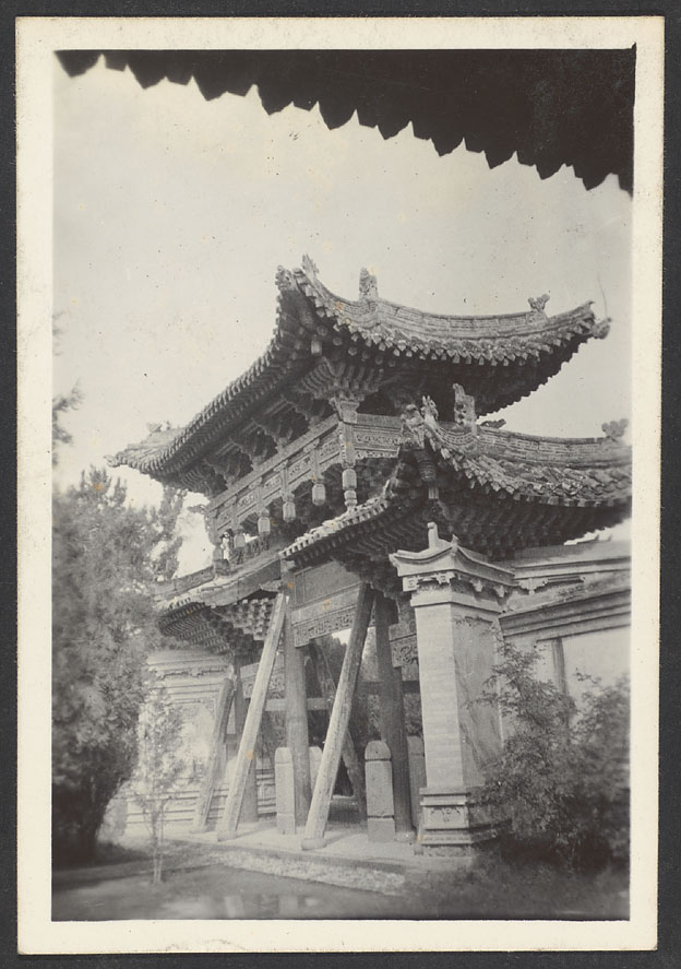 A memorial arch in the Linxia country