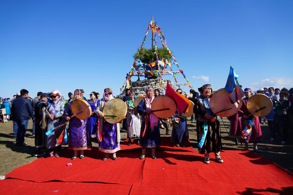 A Daur shamanic oboo ritual