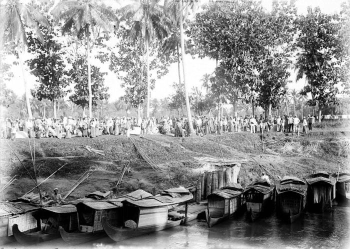A market on a Borneo river, where rice and fish are traded